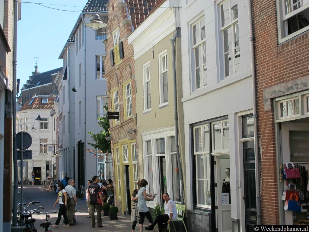 In de Uilenburg liggen historische straatjes met kleine winkels en leuke cafés en restaurants.Tip: Het historische Uilenburg.